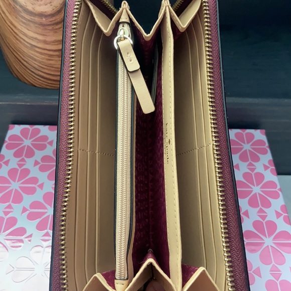 •Kate Spade Wallet - Picture 5 of 8